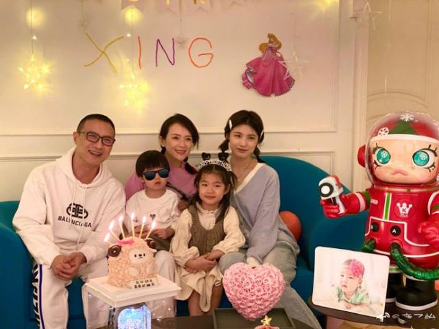 章子怡给女儿庆祝生日，不打光美颜42岁也很漂亮