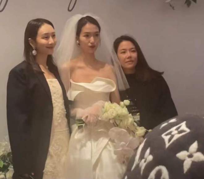 王鸥参加同母异父妹妹婚礼，小腹凸出被网友质疑怀孕