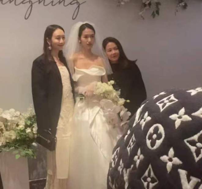 王鸥参加同母异父妹妹婚礼，小腹凸出被网友质疑怀孕