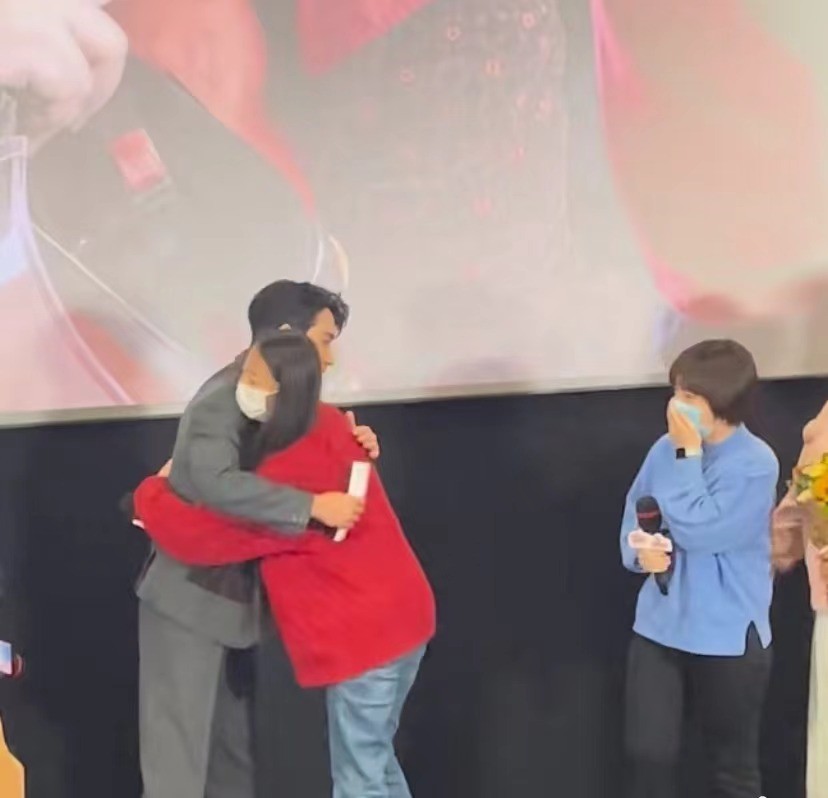 朱一龙《穿过寒冬拥抱你》首映，网友：我也可以背叶老师！