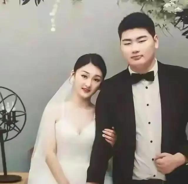 陈亚男离婚后首度接受采访，穿米白色羽绒服现身，脸上妆容精致