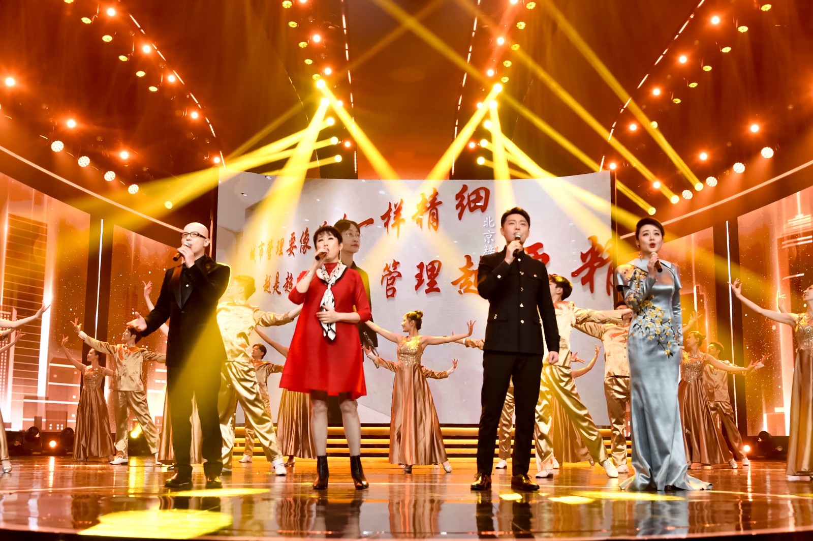 2021北京榜样颁奖典礼 歌手平安献唱《人民至上》致敬榜样力