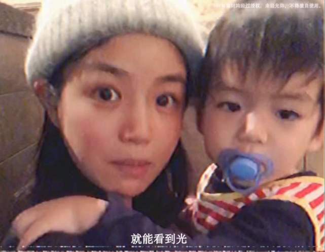 陈妍希首度公开儿子正面照，搂着妈妈脖子撒娇呆萌可爱