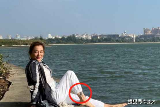 58岁李玲玉罕见晒度假照，脚踝位置纹身抢眼，看起来少女感十足