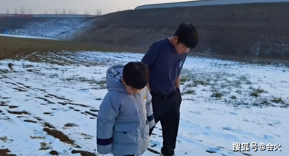 黄圣依儿子在自家豪华雪场畅玩！穿短袖完全不怕冷