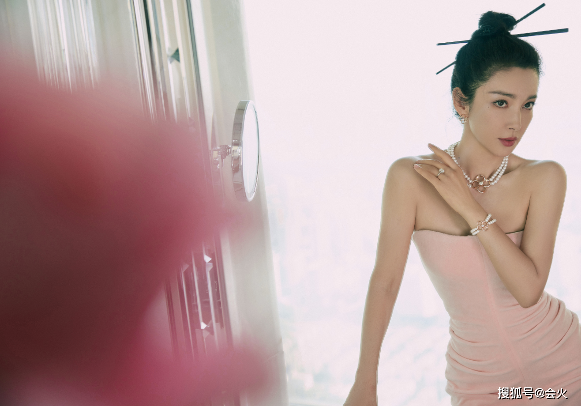 48岁李冰冰穿粉色抹胸裙大秀身材，引起网友热议
