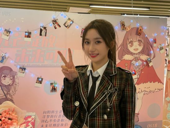 snh48成员蒋舒婷衣服被镭射灯照起火，幸好脱得快