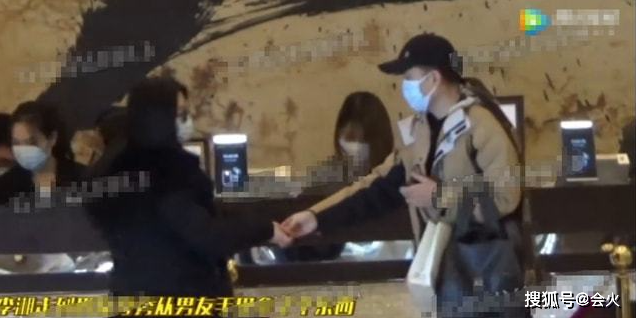 李湘独自现身机场，一只手推着行李，一只手拎着两万元的奢侈包