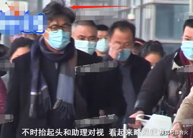 李湘独自现身机场，一只手推着行李，一只手拎着两万元的奢侈包