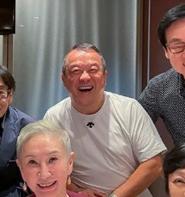 67岁林青霞出席港圈好友聚会，曾志伟笑得牙龈都出来了