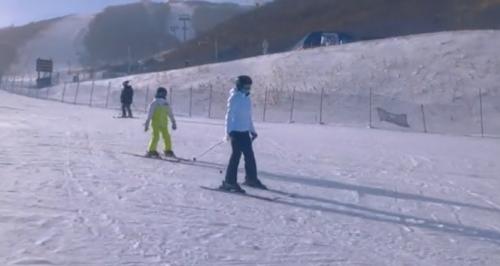 44岁左小青带女儿滑雪，大方晒素颜照