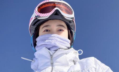 44岁左小青带女儿滑雪，大方晒素颜照