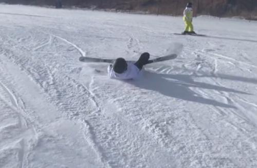 44岁左小青带女儿滑雪，大方晒素颜照