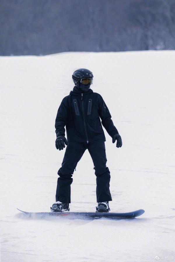 杨洋晒滑雪照穿黑色滑雪服全副武装帅气十足