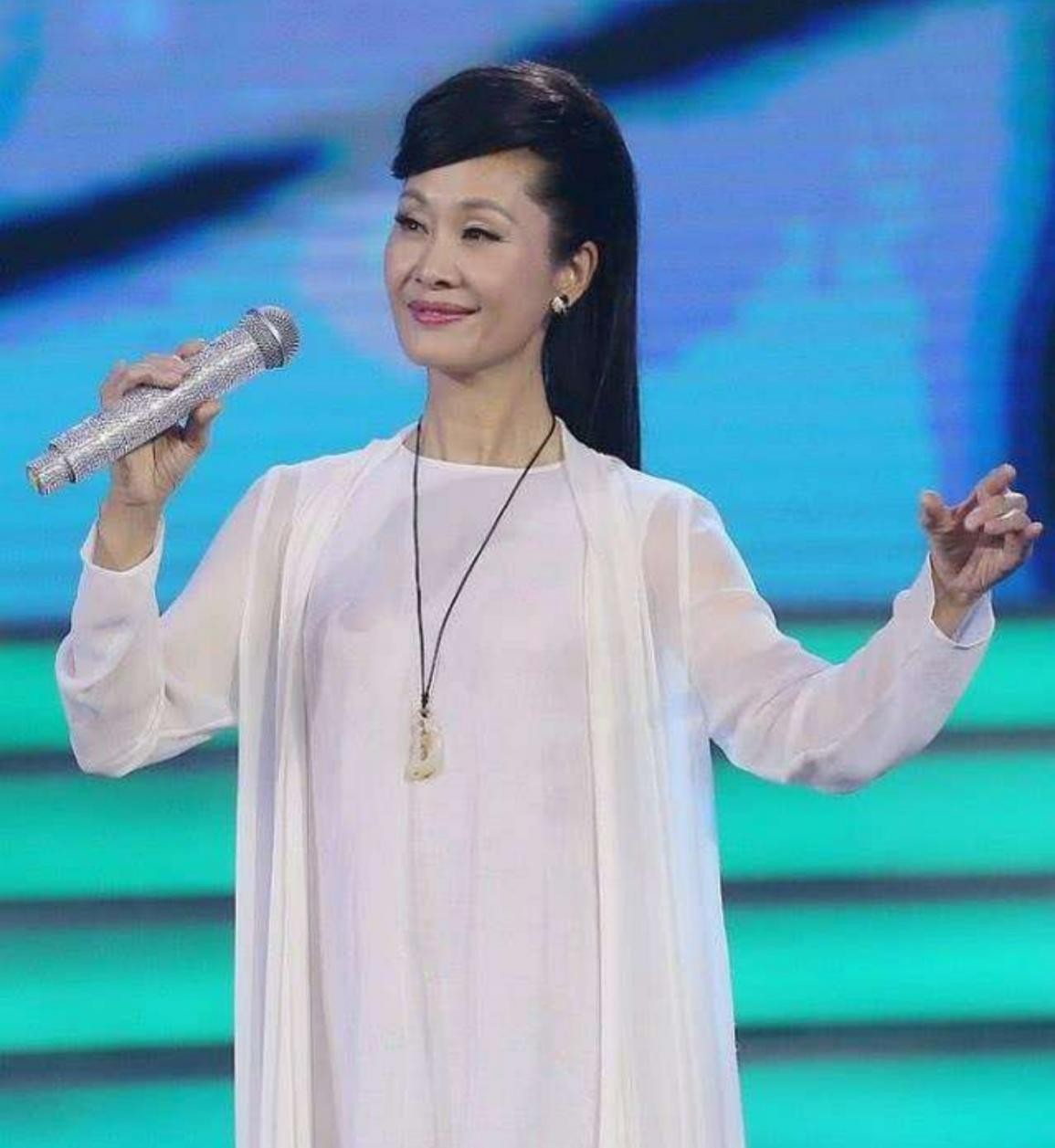 56岁于文华演出造型曝光，她皮肤白嫩光滑，网友：期待新歌
