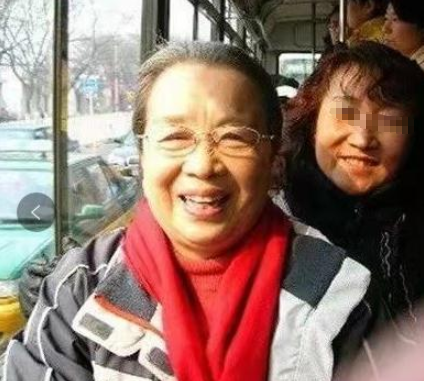 85岁容嬷嬷李明启被邂逅，拿小推车去买菜，网友：太低调