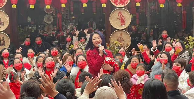杨千嬅现身阆中录制春晚节目，围观群众挤成一片热闹