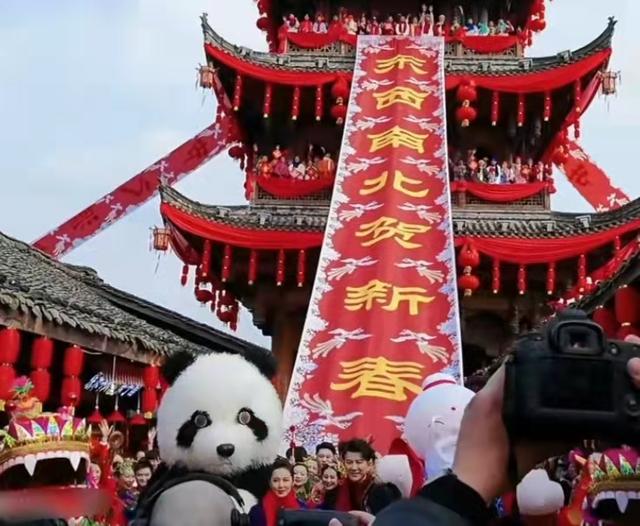 杨千嬅现身阆中录制春晚节目，围观群众挤成一片热闹