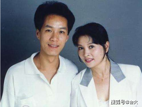 冯远征和妻子梁丹妮同台出演，两人皮肤蜡黄皱纹明显