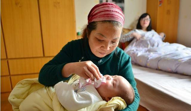 老婆坐月子没人照顾，我请了个月嫂回家，看到照片后我抱住了月嫂