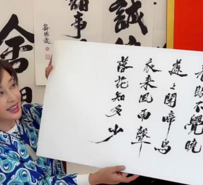 刘晓庆直播写书法，两个字卖9999元，专家：这和书法不沾边