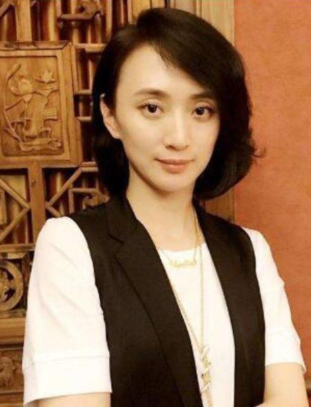 许亚军娶过四任妻子且都是圈内人，婚后又生了个儿子团团