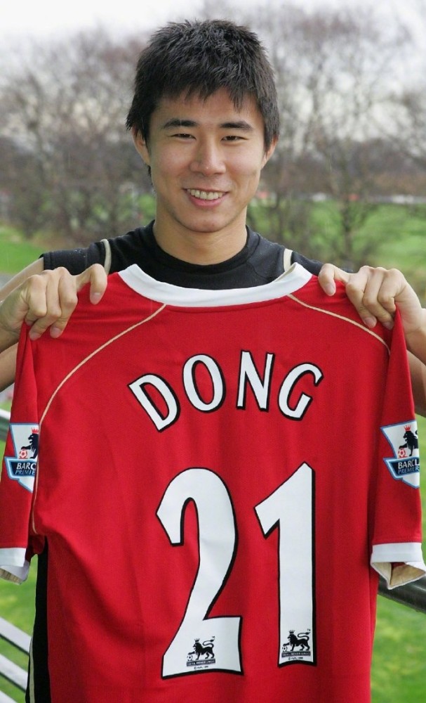 2004年的今天董方卓加盟曼联成为第一名效力红魔的中国球员