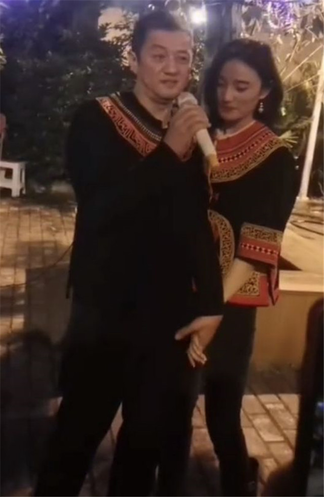 李亚鹏和女友海哈金喜拍婚纱写真，左手无名指戴钻戒