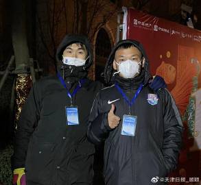 天津津门虎队球员周通主动前往街道担任志愿者居民认出