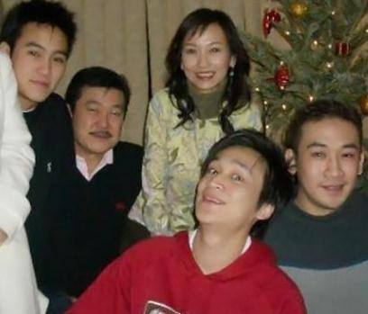 时隔多年，赵雅芝生了3个儿子，如今儿子都长大了