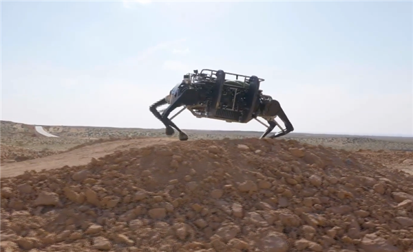 世界上体形最大、载重和越野能力最强的电驱动四足仿生机器人