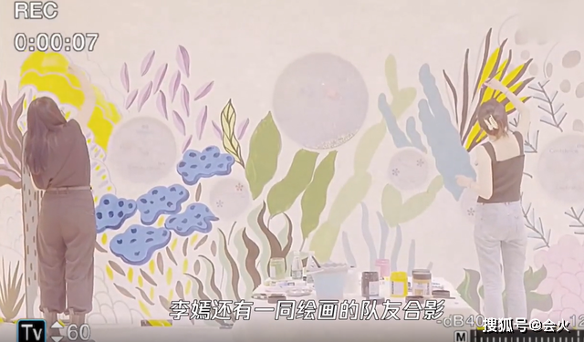 15岁李嫣成艺术家，在医院进行公益艺术绘画