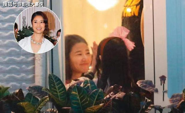 46岁林心如为女儿庆生，一身休闲装惊艳众人，夫妻档大秀恩爱