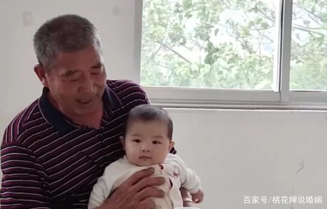 黄维平夫妻俩高龄生子，且孩子四个月就会叫爸爸妈妈