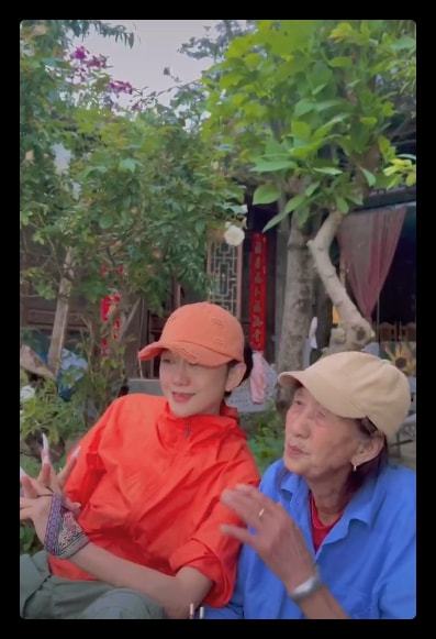 63岁杨丽萍与母亲坐院里，浓妆艳抹引争议