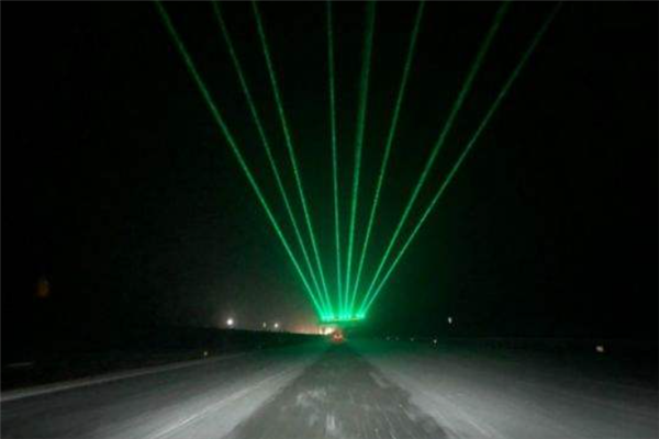 高速路上绿色“射灯”作用是什么高速交警给出了答案