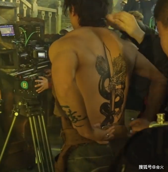 赵文卓赤裸上身，背后的一大片纹身相当抢镜