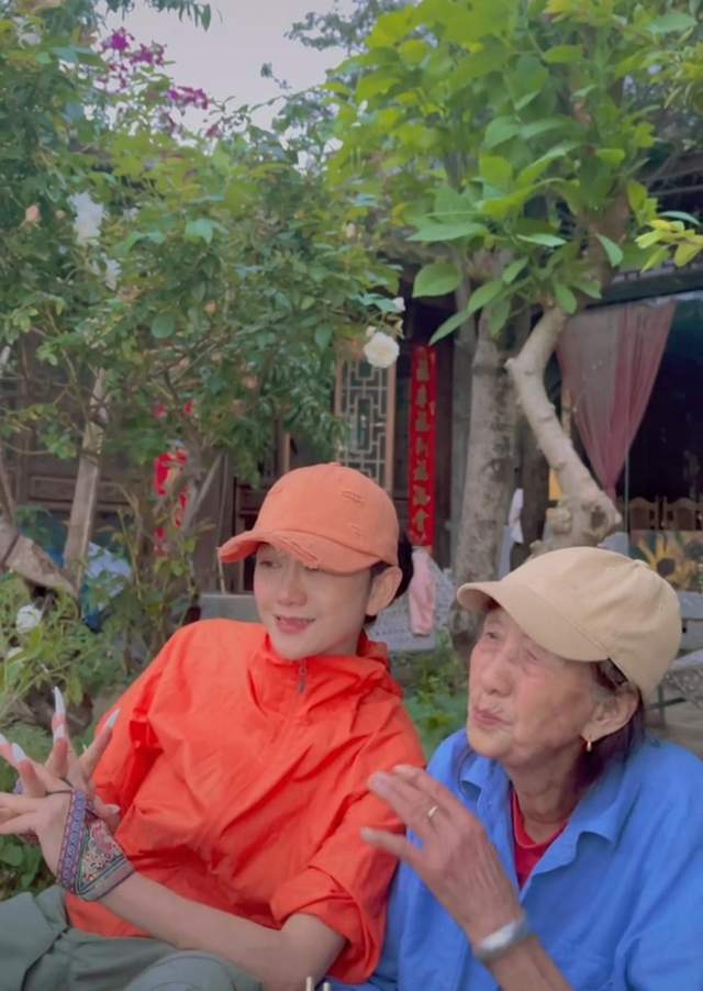 63岁杨丽萍晒陪母亲视频，母女俩相处惬意悠闲