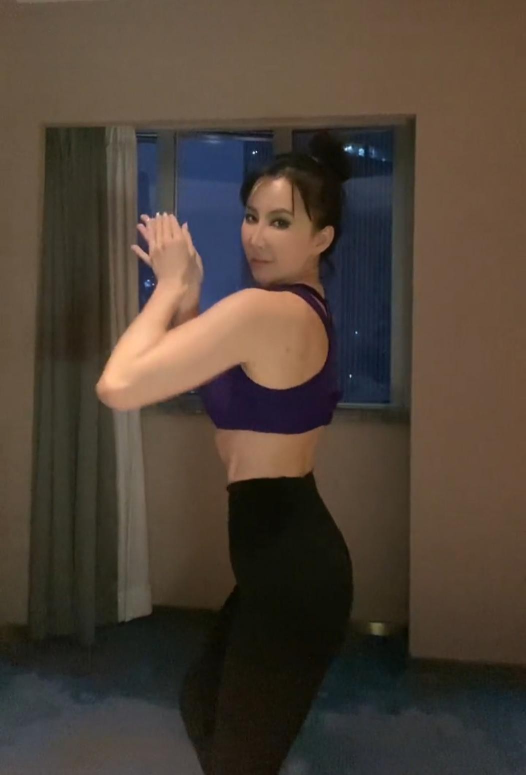 46岁李玟深夜晒健身视频，她还大秀妖娆性感好身材