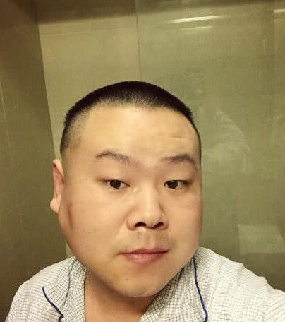 岳云鹏和老婆罕见合照，看到两人合照后，网友：我也不晒