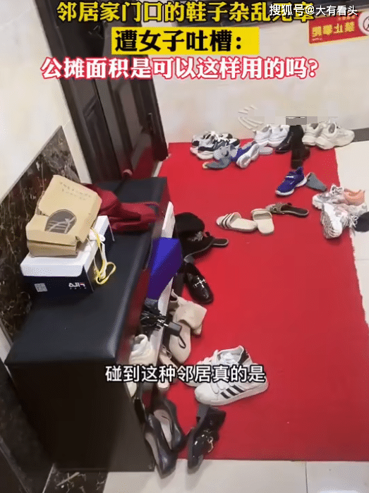 女子在楼道里放鞋子被走廊里面的一幕给劝退，网友：不愿回家