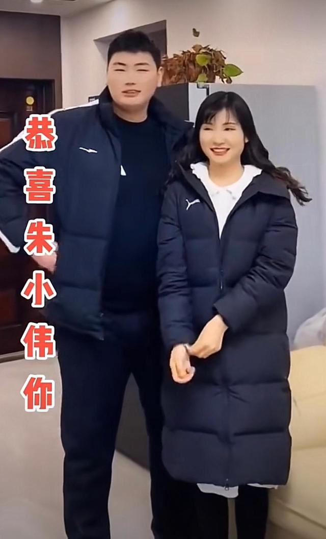 大衣哥邻居发布视频恭喜朱小伟有了新欢，女友否认是情侣关系