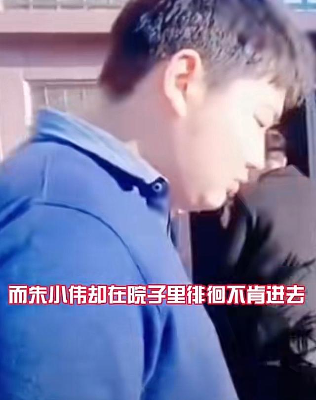 大衣哥邻居发布视频恭喜朱小伟有了新欢，女友否认是情侣关系