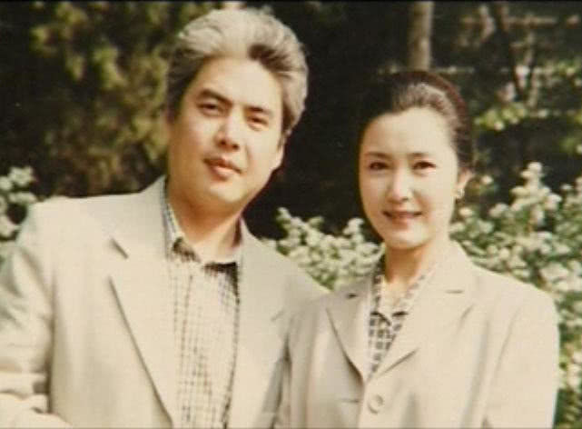 女演员姜黎黎被宠40年，如今夫妻俩越来越有夫妻相了