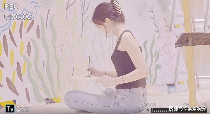 恭喜李嫣成为15岁的年轻艺术家，在医院进行公益艺术绘画！
