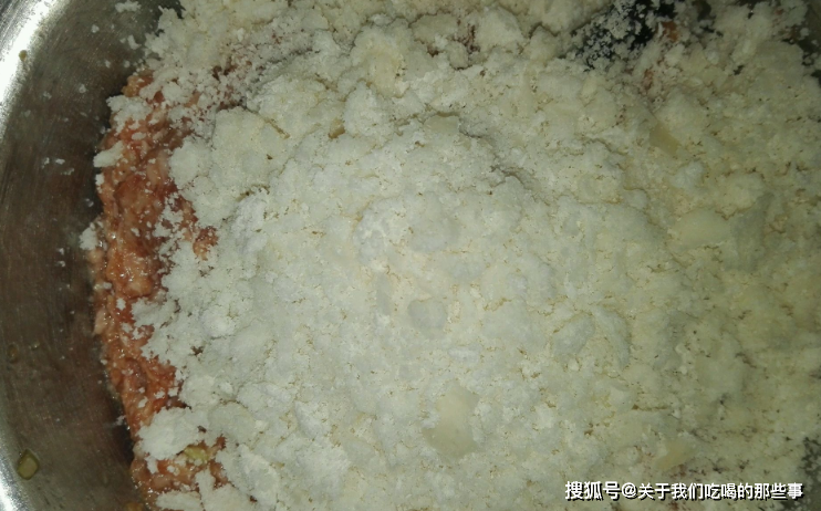 炸肉丸子时，要不要加面粉还是淀粉？换成它，保证酥脆可口