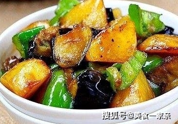 东北地三鲜怎么做好吃？三鲜，茄子、土豆和青椒来搭配