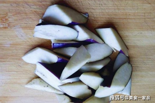 东北地三鲜怎么做好吃？三鲜，茄子、土豆和青椒来搭配