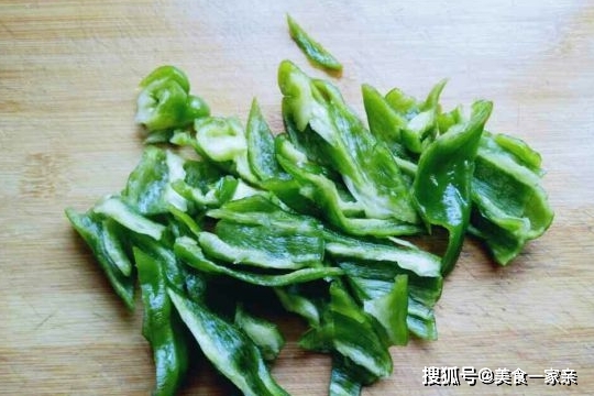 东北地三鲜怎么做好吃？三鲜，茄子、土豆和青椒来搭配