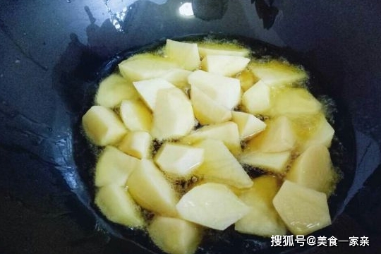 东北地三鲜怎么做好吃？三鲜，茄子、土豆和青椒来搭配